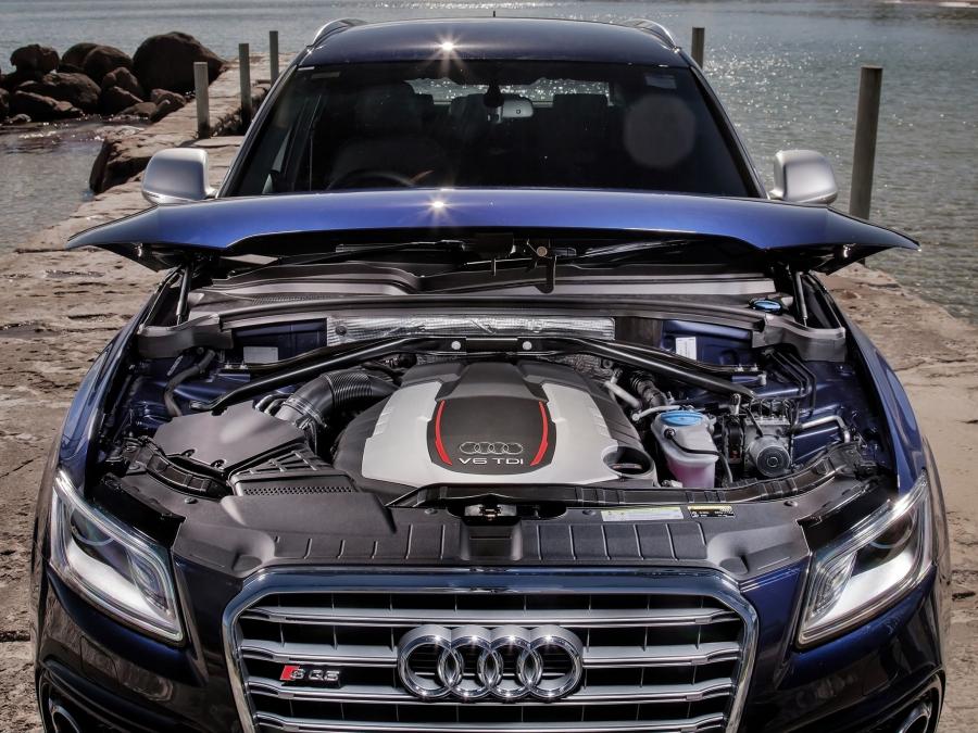 Моторный отсек Audi SQ5 TDI (8R) 2013 года  (AU) (фото 13 из 22)